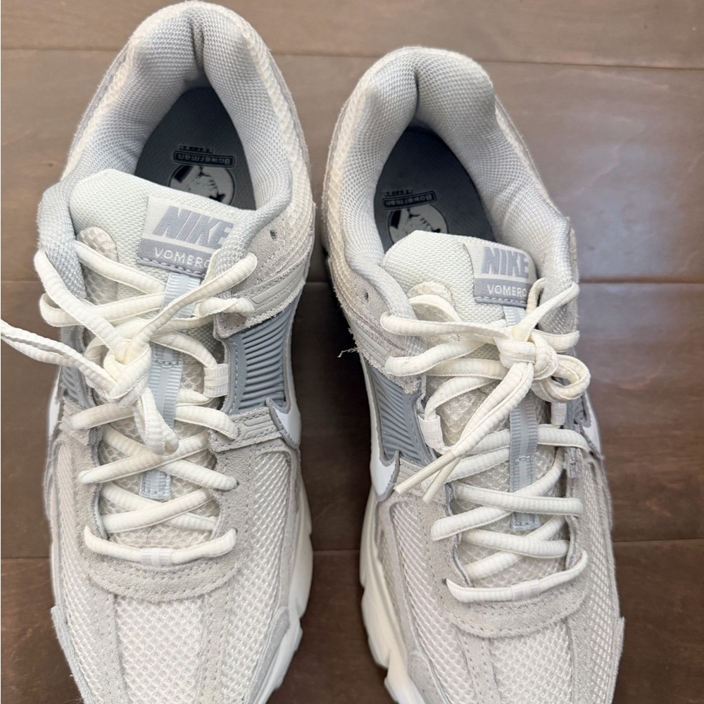 Nike Vomero Women's Gray and White Running Shoes - Picture 2 of 7